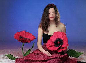 Frau mit Blumen aufnahme im Fotostudio